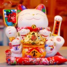 Mèo Thần Tài Vẫy Tay, Mèo May Mắn Thẻ Bài Tài Lộc Cao 26cm Kèm Sạc, Hộp Đẹp Và Thảm Hoa