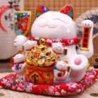 Mèo Thần Tài Vẫy Tay, Mèo May Mắn Thẻ Bài Tài Lộc Cao 26cm Kèm Sạc, Hộp Đẹp Và Thảm Hoa