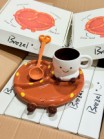 Bộ sưu tập PangPang gốm sứ gồm đĩa bánh quẩy size to 2 màu nâu hồng cốc PangPang thìa quẩy