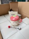 Cốc dâu tây mũ nấm 400ml kèm thìa và hộp 2 màu hồng đậm và hồng nhạt