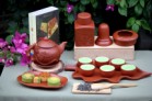 Bộ Ấm Chén Tử Sa Đắp Hoa Đào Khay Lá Đỏ Kèm Phụ Kiện