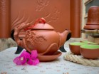 Bộ Ấm Chén Tử Sa Đắp Cây Tùng Khay Chữ Nhật Đỏ Kèm Phụ Kiện
