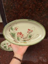 Đĩa bầu dục vẽ hoa sen Bát Tràng số 2 kích cỡ 26x17cm