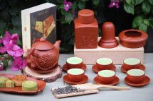 Bộ Ấm Chén Tử Sa Đắp Hoa Đào Tách Lót Đỏ Kèm Phụ Kiện