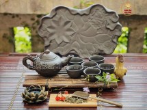 Bộ Ấm Chén Tử Sa Dáng Nhỡ Đắp Nổi Hoa Sen Kèm Khay Sen Cá Màu Đen 270ml